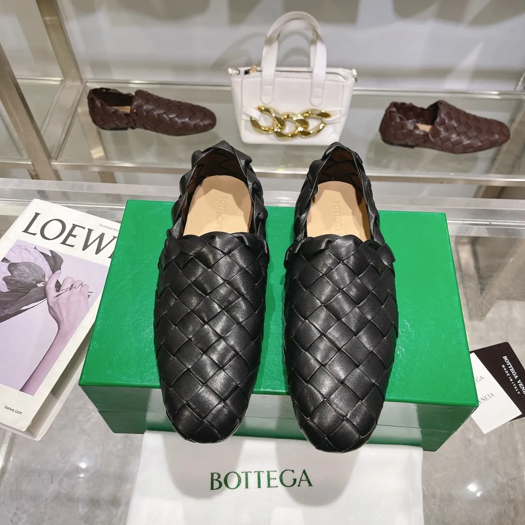 [BV] Top P: 760💰Size for couples: 35-44 (Female, 40, 41, Male 38, 45, custom-made, non-returnable) (Bottega Veneta) Genuine leather outsole, classic woven beanie shoes, two-wear heel set Blessed are the little feet👣👣Comfortable casual shoes that can be worn all year round, made of imported first-layer sheepskin➕fine-quality sheepskin leather, imported sheepskin lining, luxury genuine leather outsole [rose][rose], Bottega Veneta is an Italian luxury brand. Made using traditional Italian leather craftsmanship.